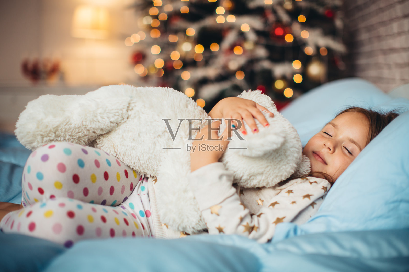 可爱的小女孩在圣诞节睡觉。照片摄影图片