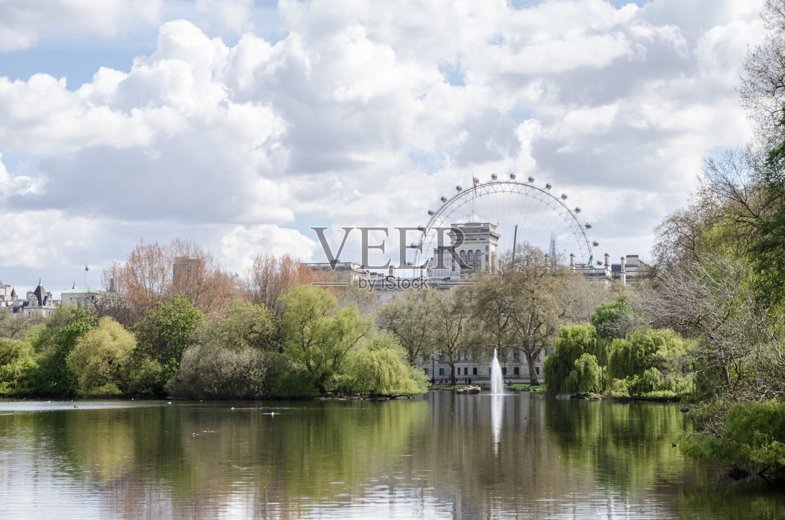 从圣詹姆斯公园看伦敦眼照片摄影图片