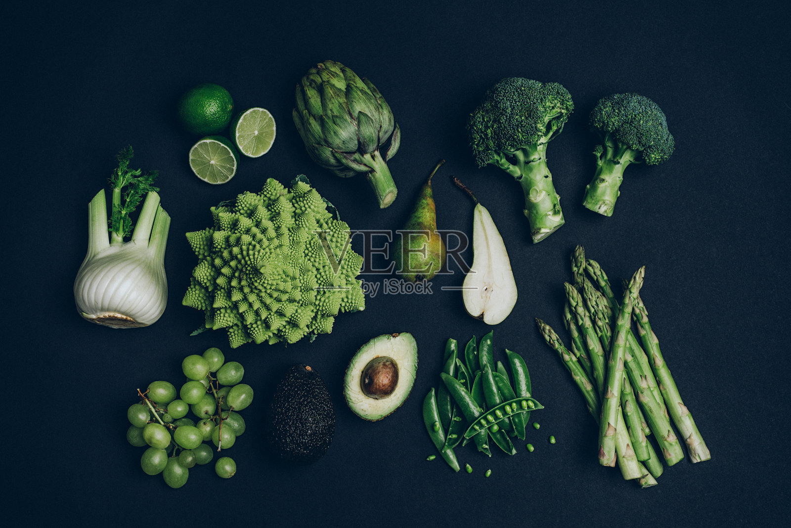 绿色的蔬菜从头上冒出来照片摄影图片