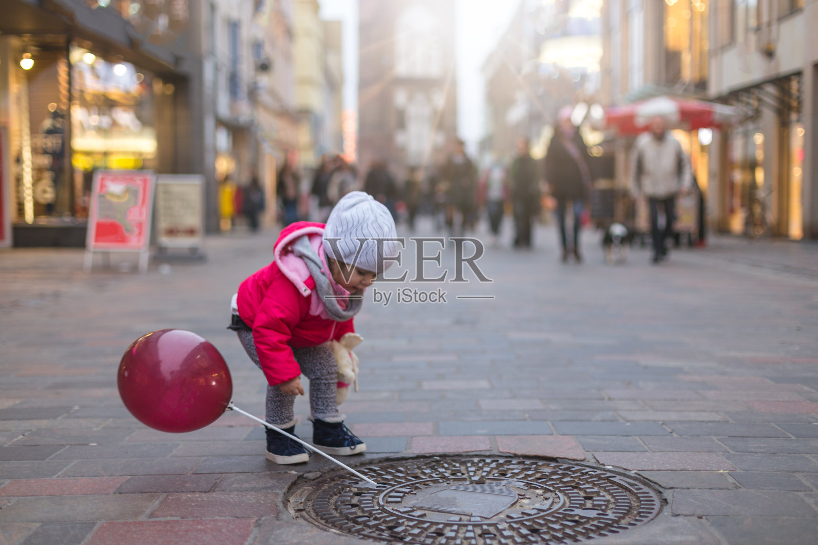 小女孩在城市里玩气球照片摄影图片