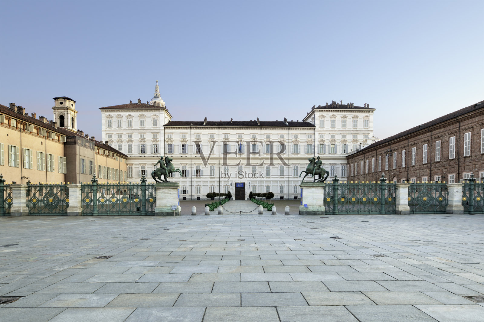 意大利都灵城堡广场皇家宫殿的正面照片摄影图片