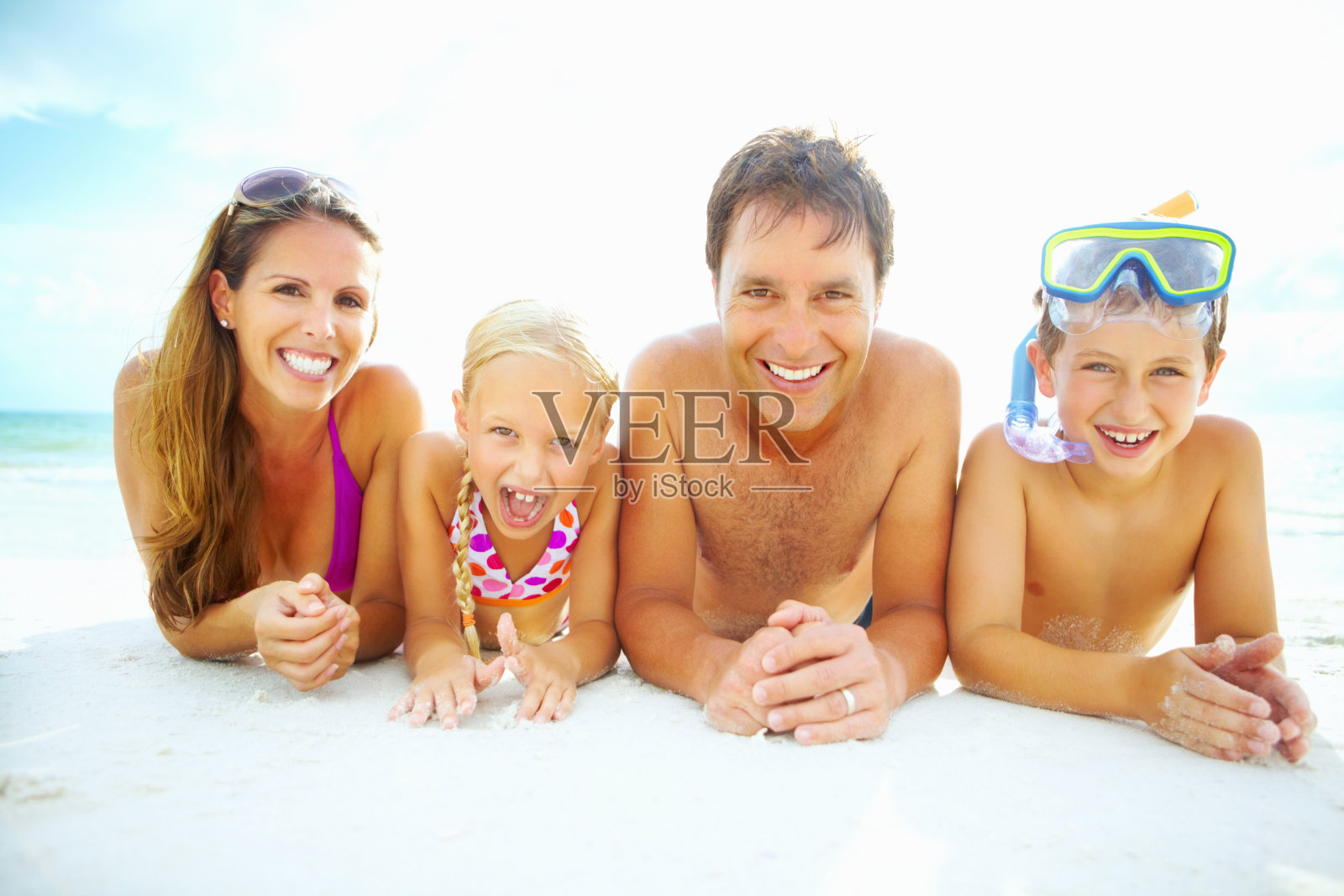 幸福的家庭享受他们的假期照片摄影图片