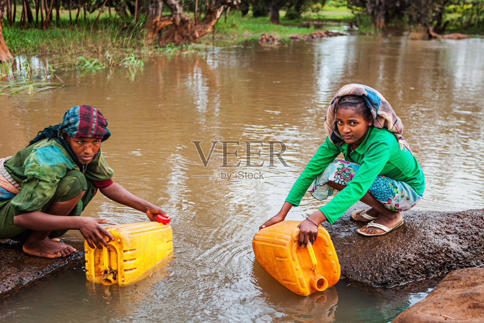 非洲妇女正在从埃塞俄比亚的河里取水照片摄影图片