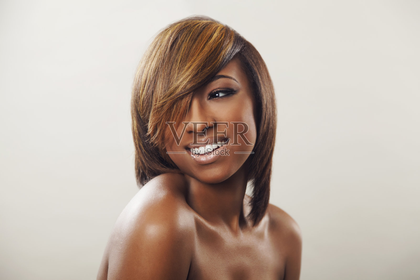 一个非裔美国女性焦糖突出微笑照片摄影图片