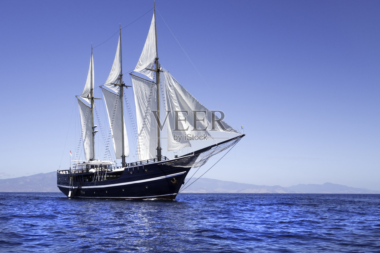 印度尼西亚印度洋-太平洋上的一艘雄伟的帆船照片摄影图片