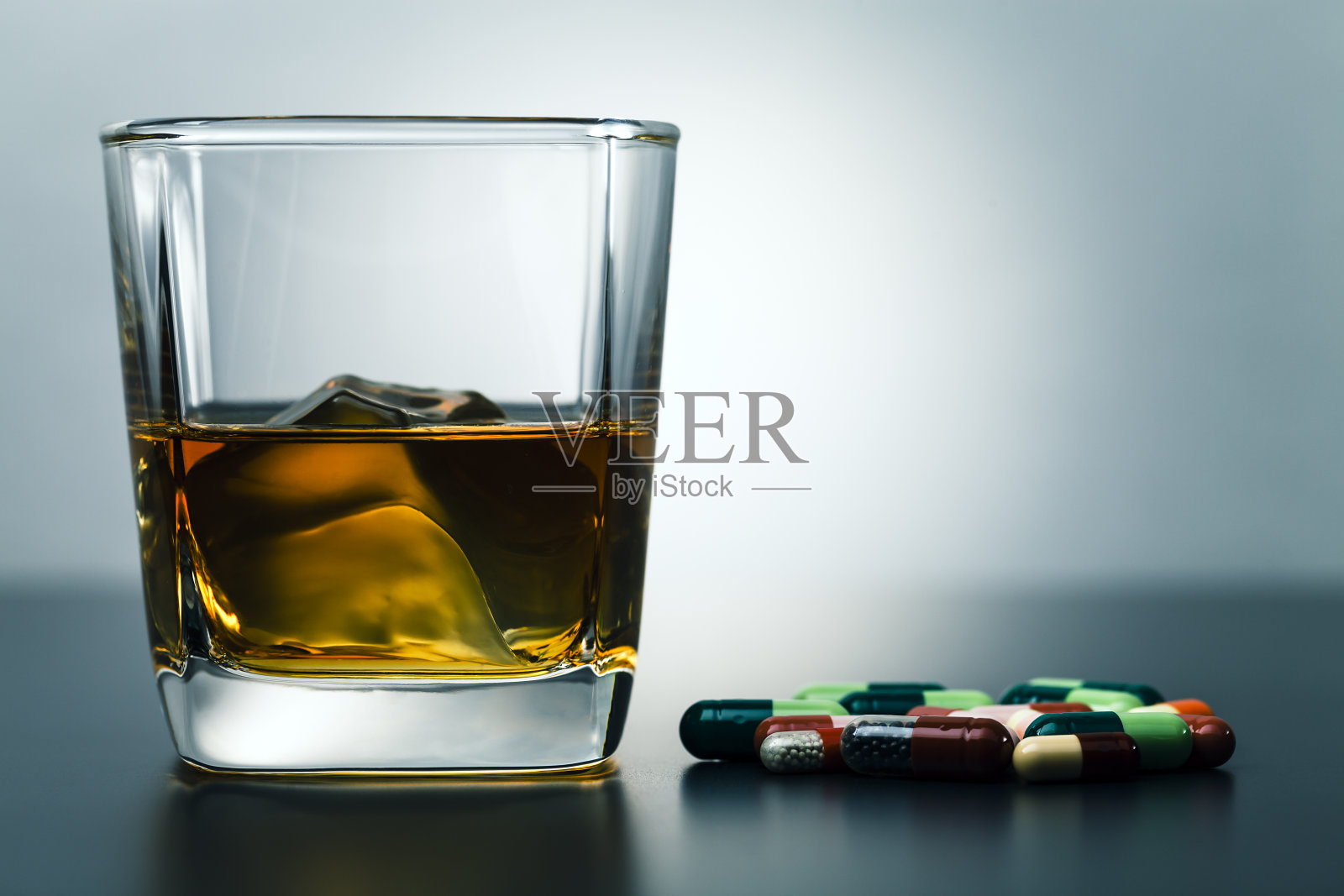 威士忌酒和毒品照片摄影图片