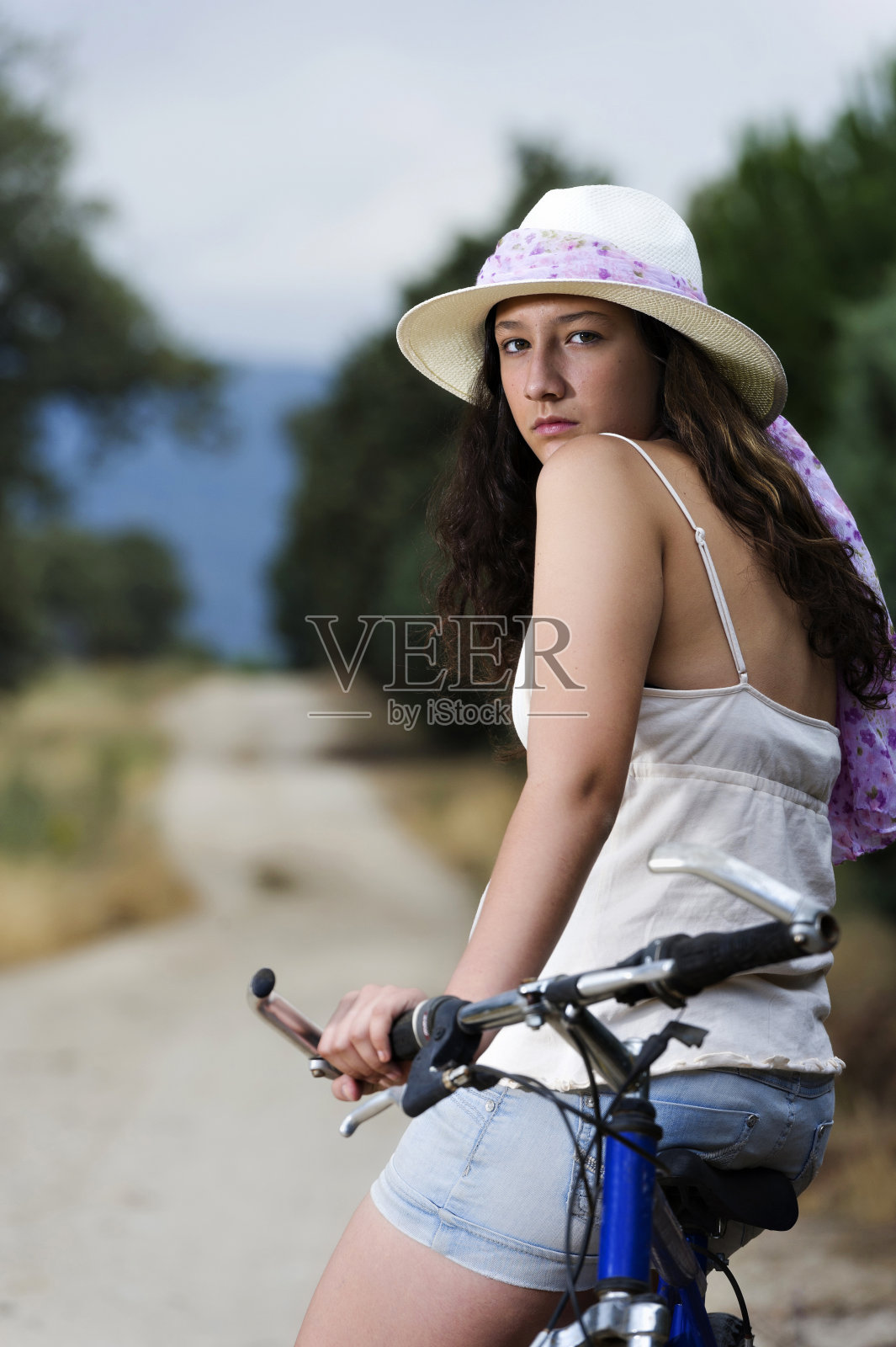 女孩的自行车照片摄影图片