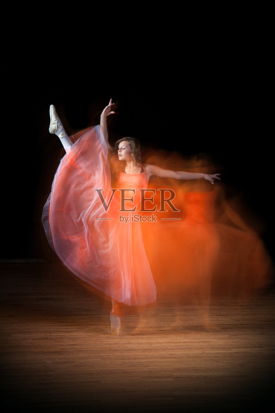 美丽的芭蕾舞演员在黑暗的舞台上与鬼魂跳舞照片摄影图片