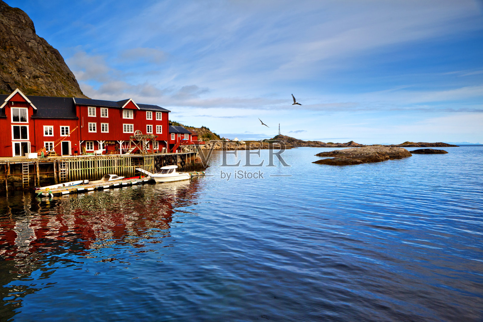 挪威罗浮敦海中的村庄照片摄影图片