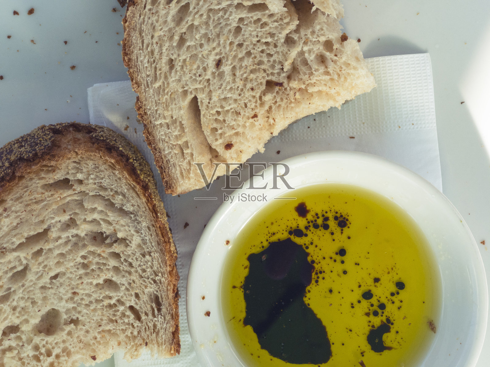 面包配香醋和橄榄油。照片摄影图片