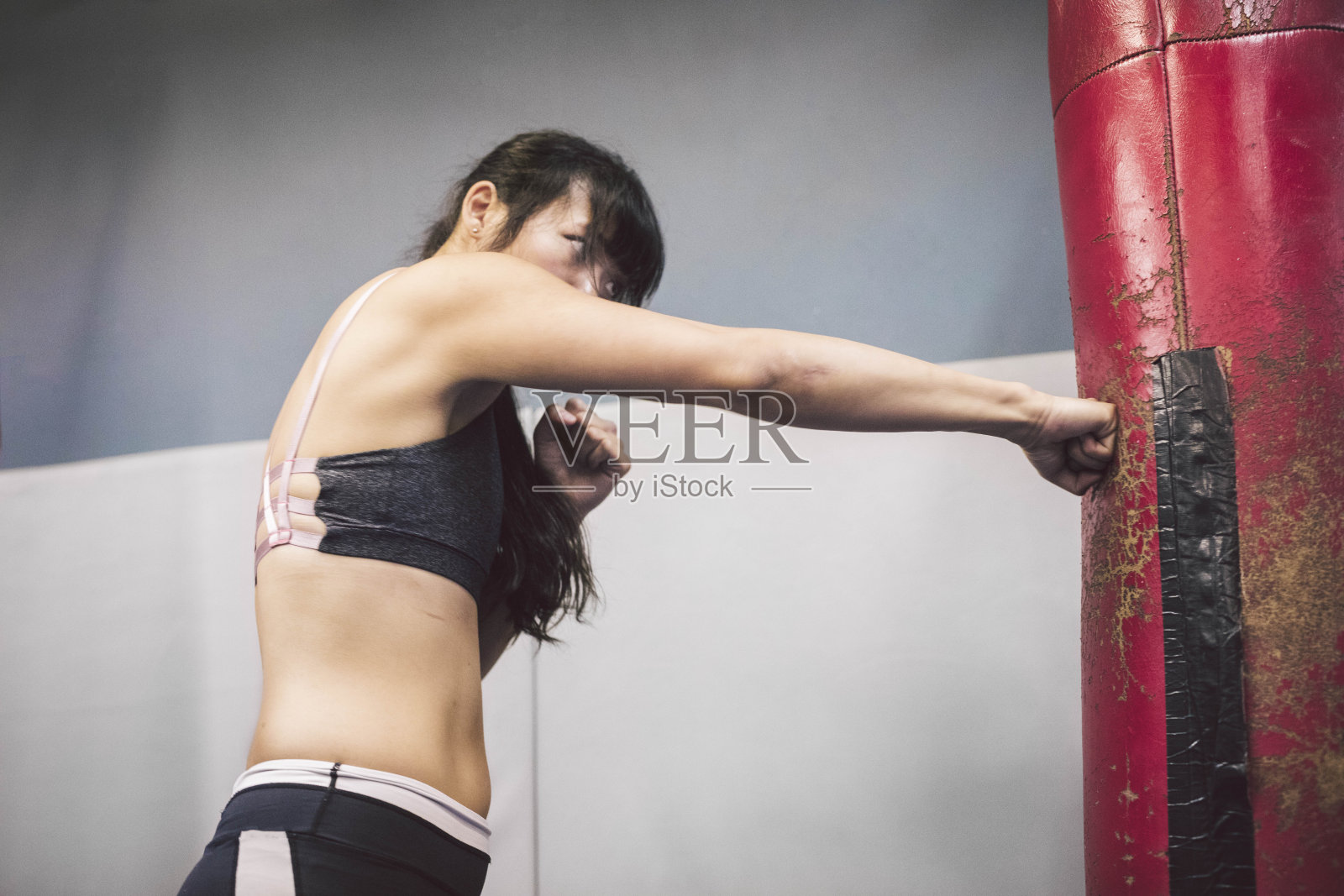 练习武术的女人照片摄影图片