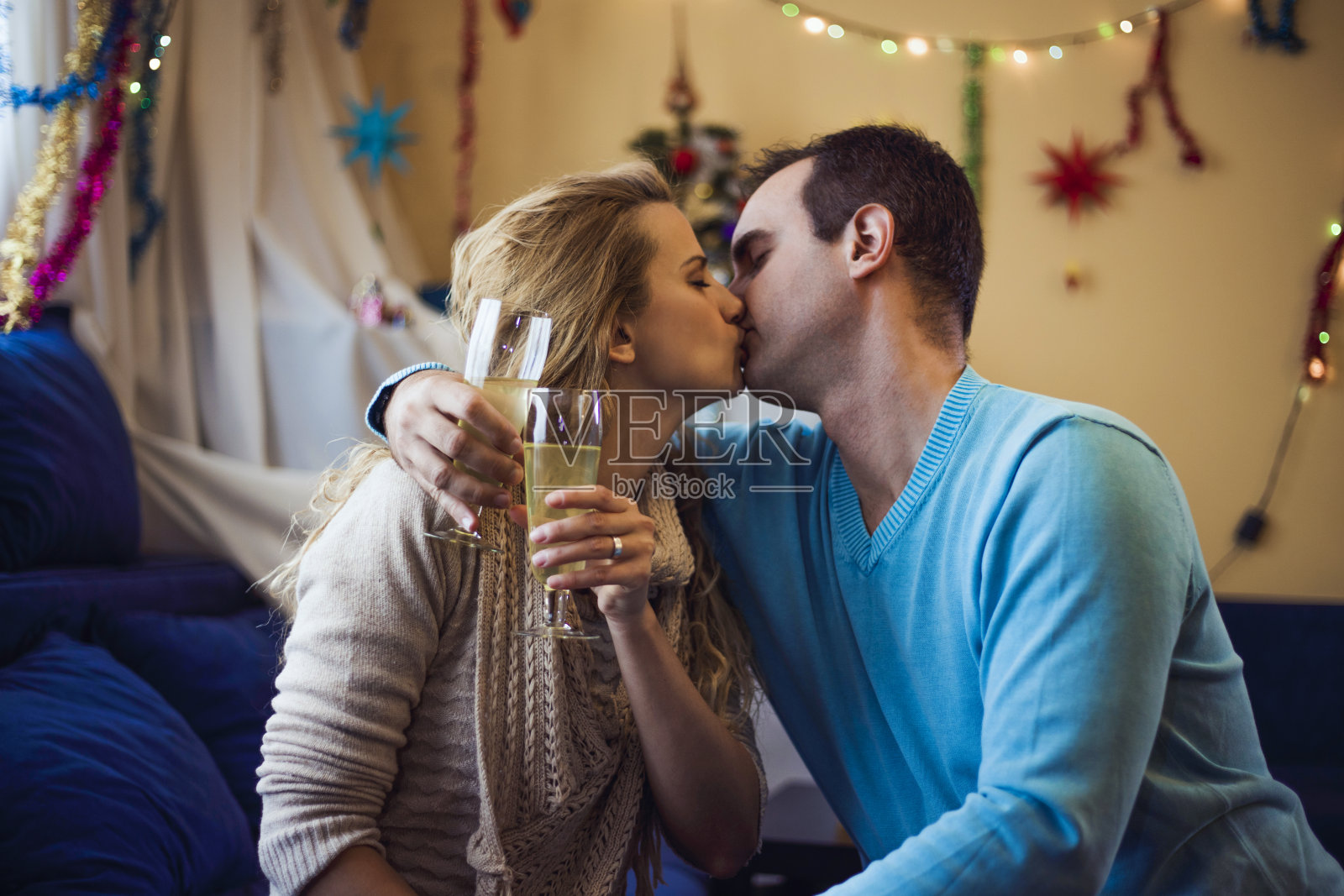年轻甜蜜的情侣在庆祝仪式上接吻照片摄影图片