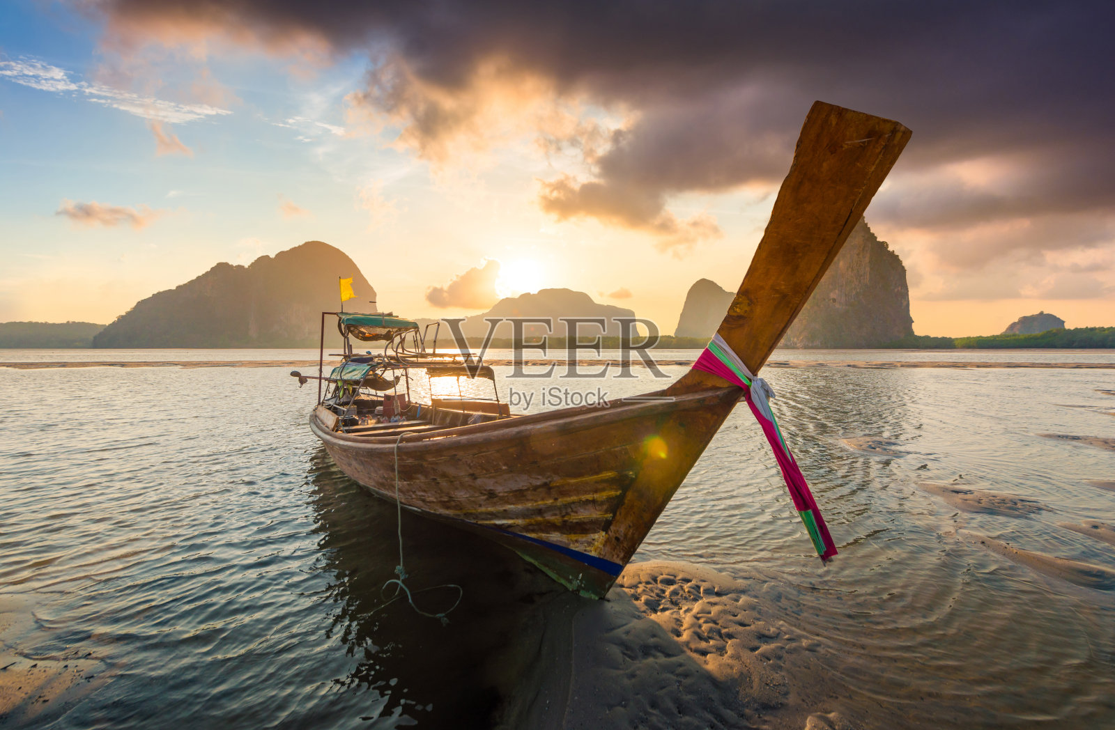 美丽的日落在热带海洋与长尾船在泰国南部照片摄影图片