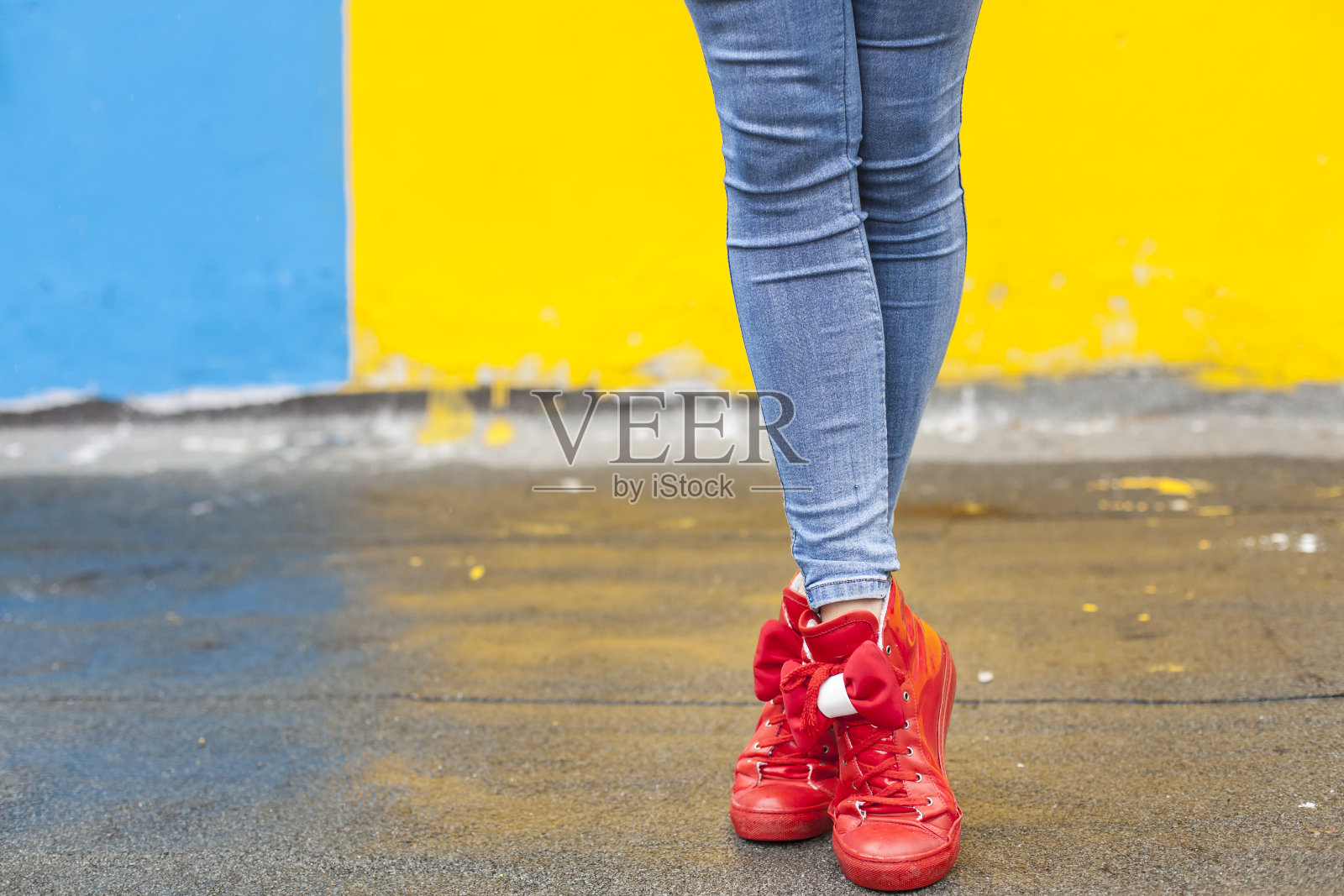 穿着红色运动鞋的女人照片摄影图片