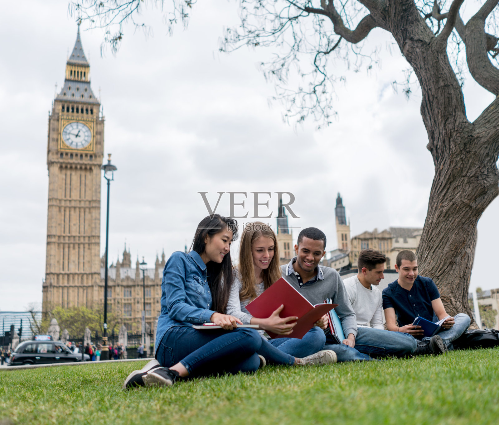一群快乐的伦敦英语学生照片摄影图片