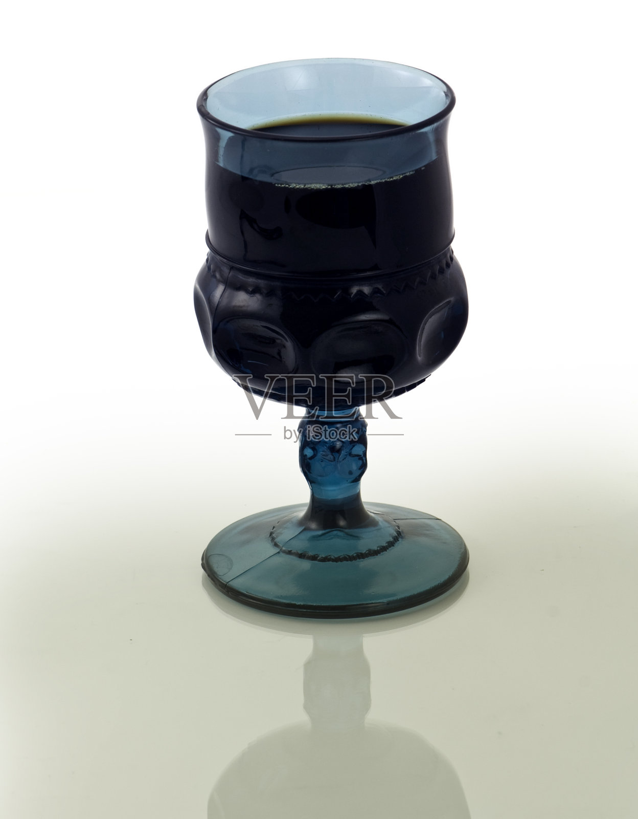 红酒，巴洛克蓝色水晶玻璃-孤立在白色照片摄影图片