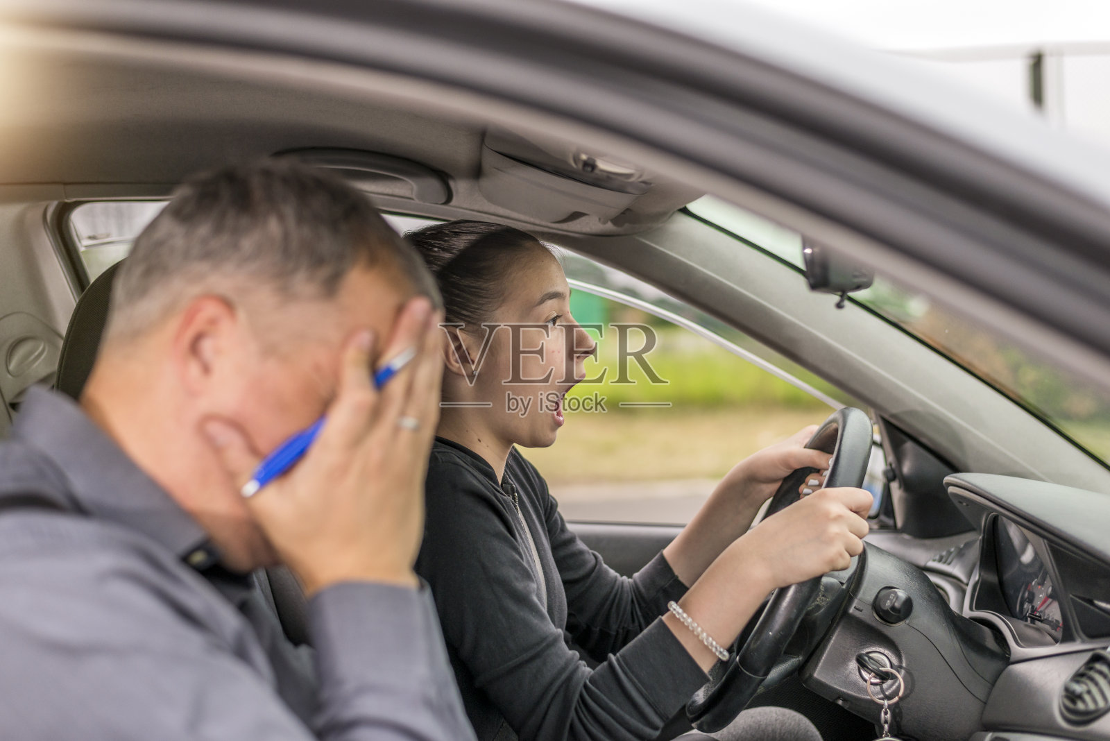 父亲和女儿在车里应对车祸照片摄影图片