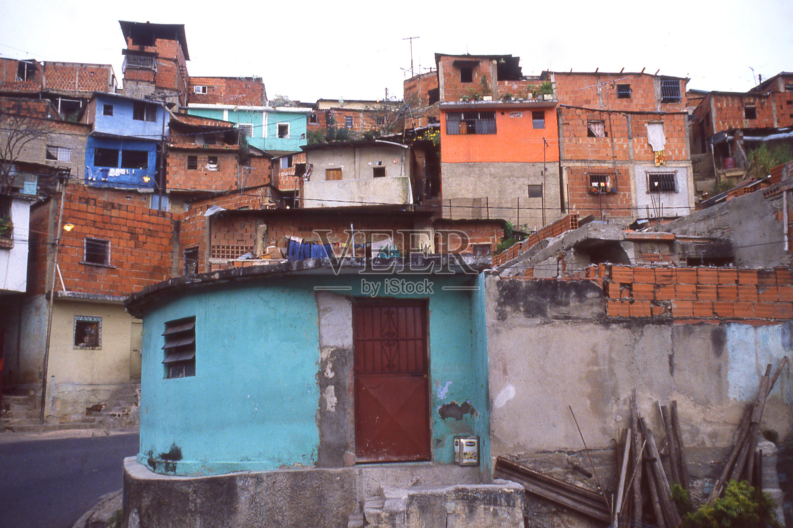 南美委内瑞拉加拉加斯郊区山坡上的贫民窟照片摄影图片