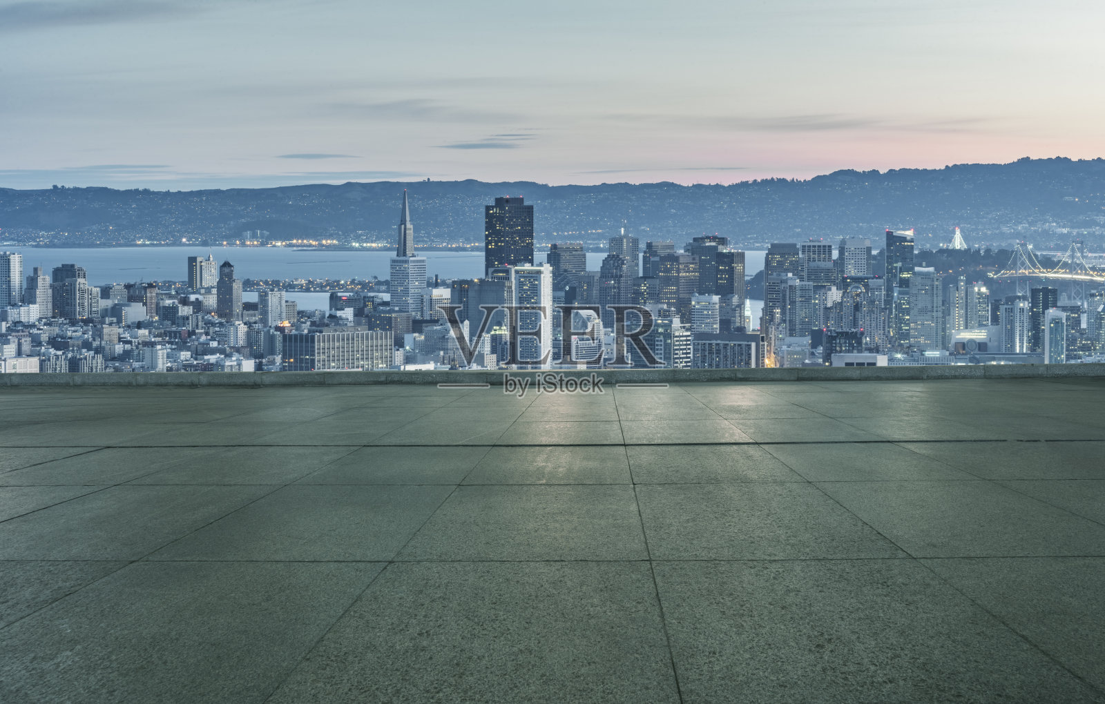 旧金山市中心天际线前的空瓷砖地板照片摄影图片