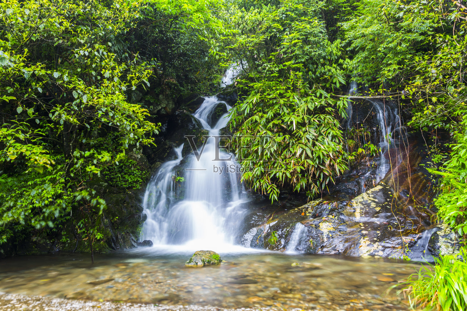 中国桂林华坪自然保护区的瀑布照片摄影图片