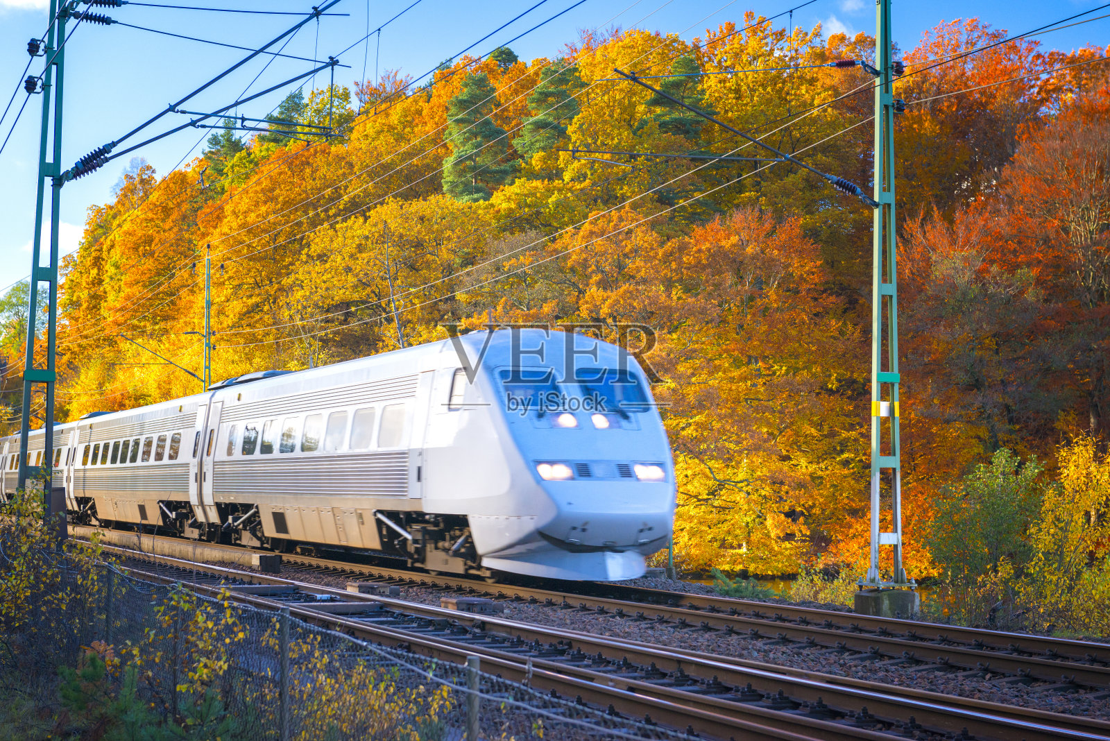 瑞典火车驶过秋天的风景照片摄影图片
