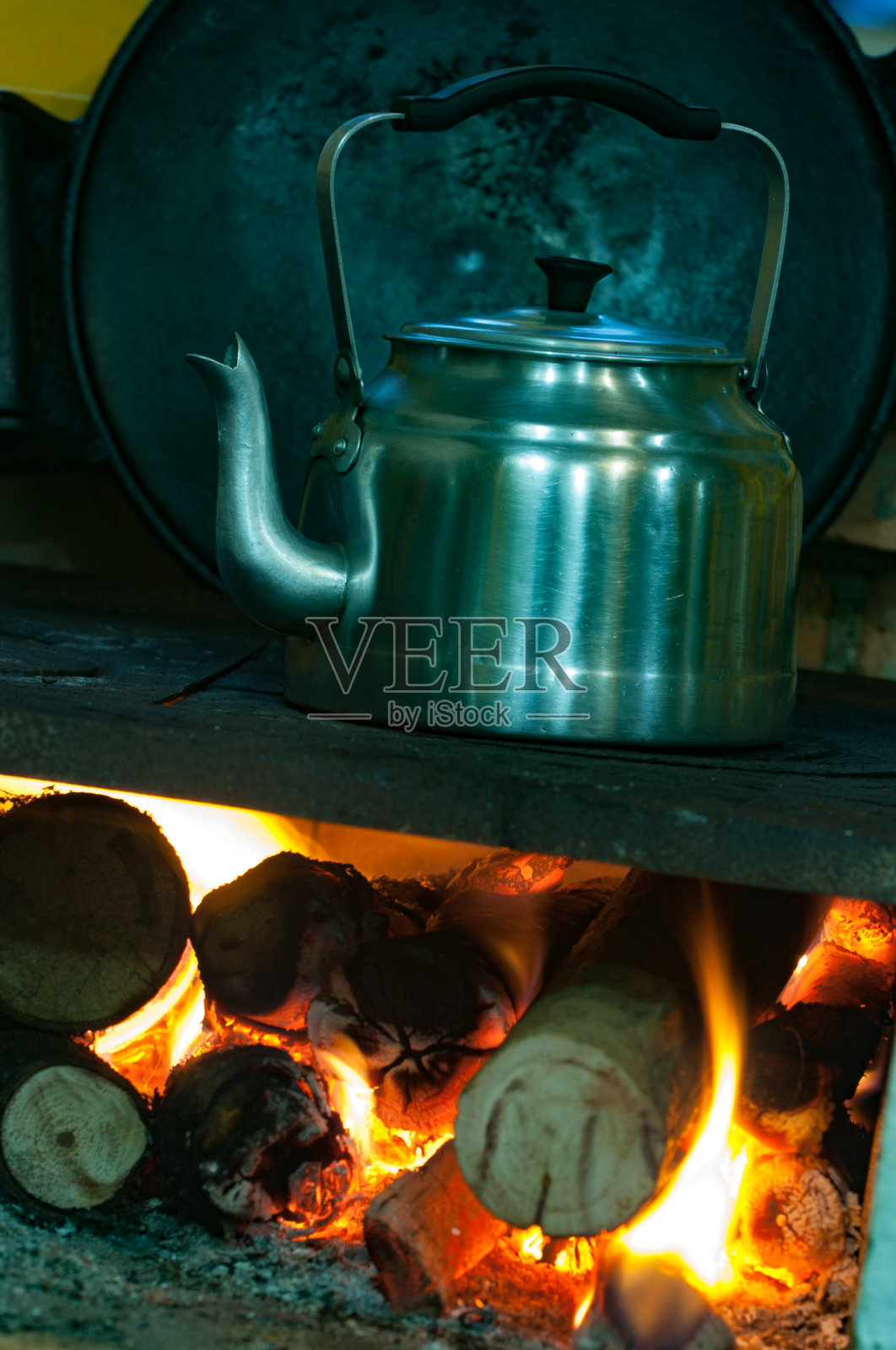 炉子里的茶壶照片摄影图片