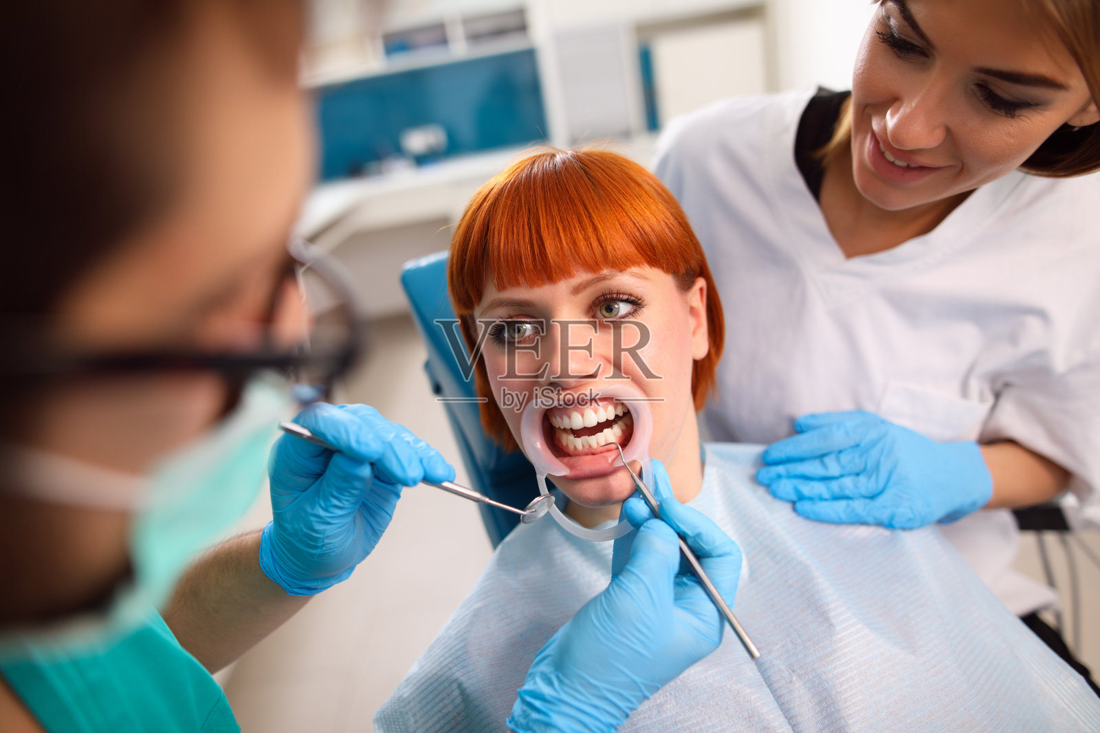 年轻女子在牙科诊所做例行检查。照片摄影图片
