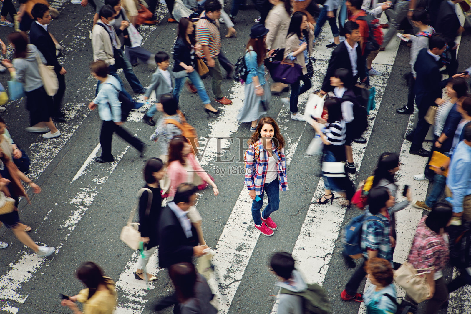 年轻的白人女孩是微笑困惑迷失在东京的人群照片摄影图片