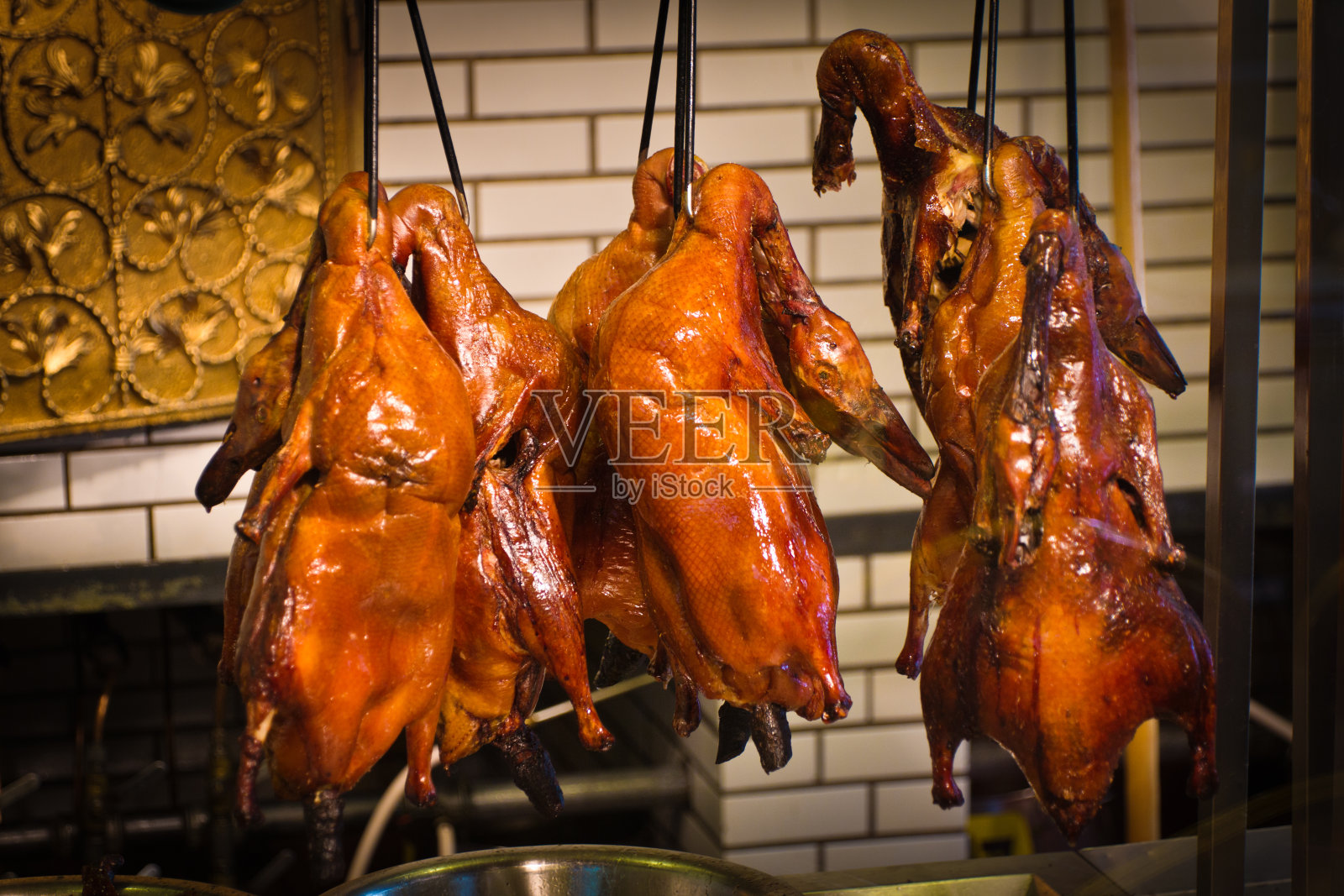 挂在架子上的北京烤鸭，中国北京照片摄影图片