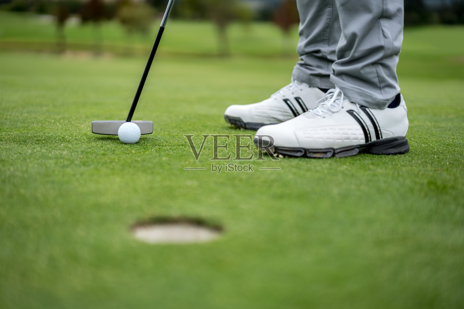 一个高尔夫球手击球的特写照片摄影图片