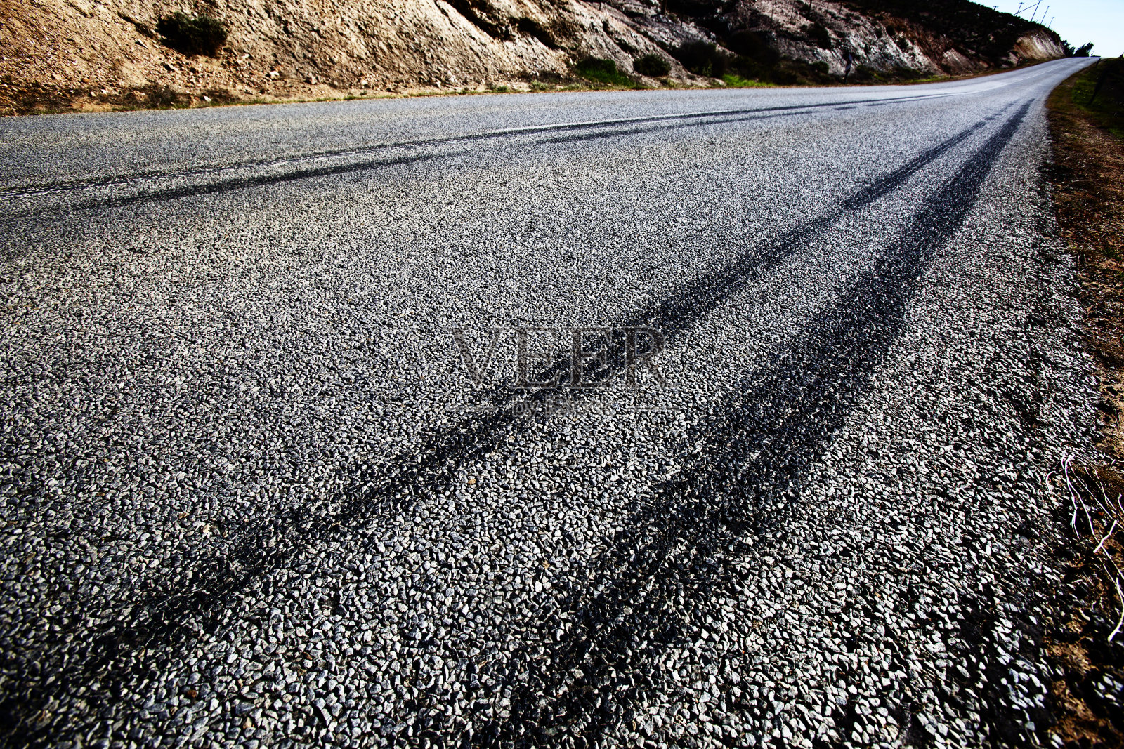 乡间柏油路上车辆轮胎刹车的打滑痕迹照片摄影图片