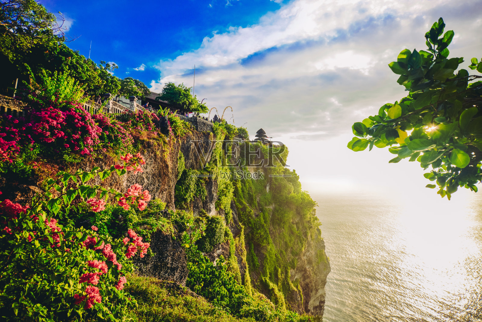 印度尼西亚巴厘岛日落时分乌鲁瓦图神庙的悬崖照片摄影图片