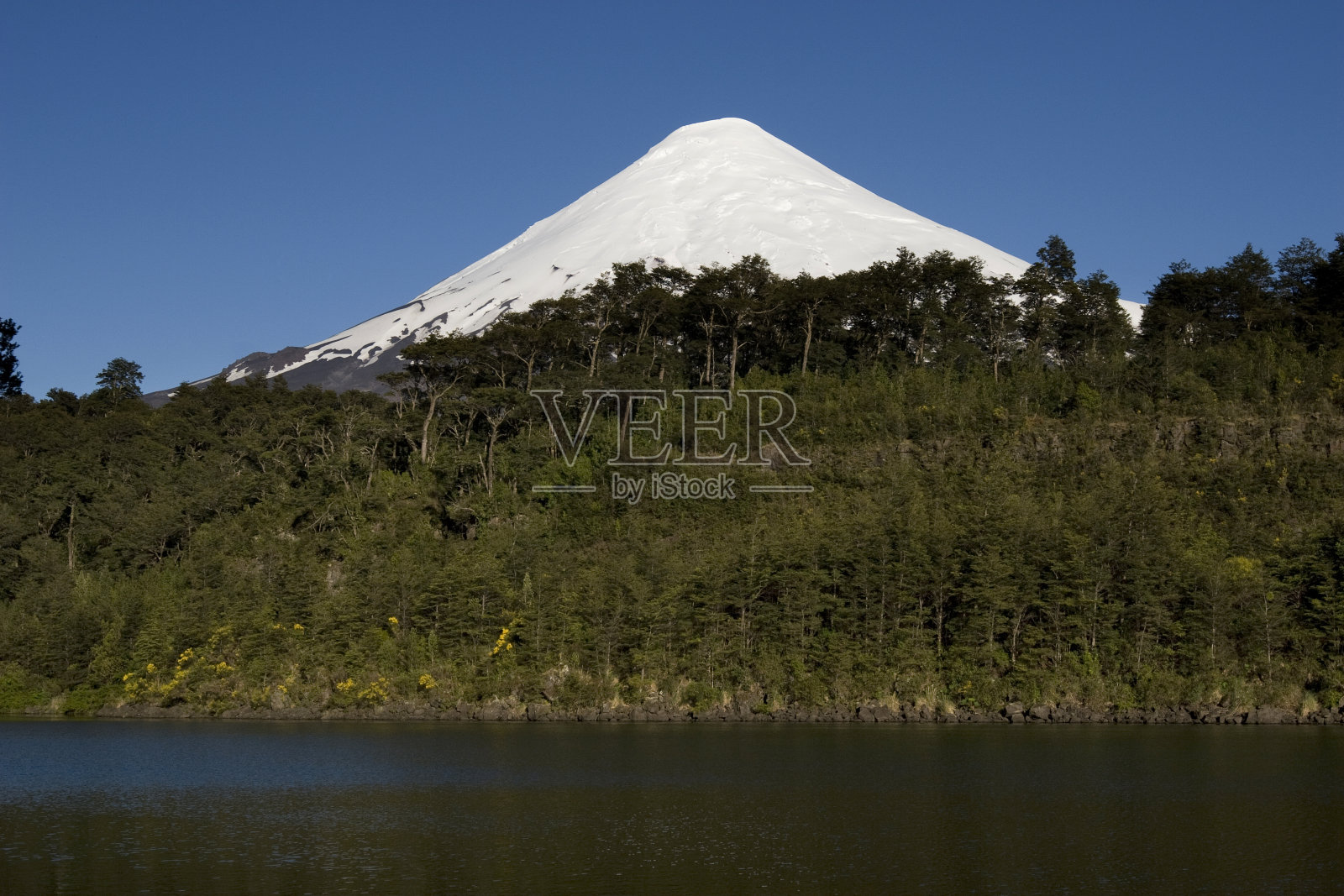 奥索尔诺火山和湖泊照片摄影图片