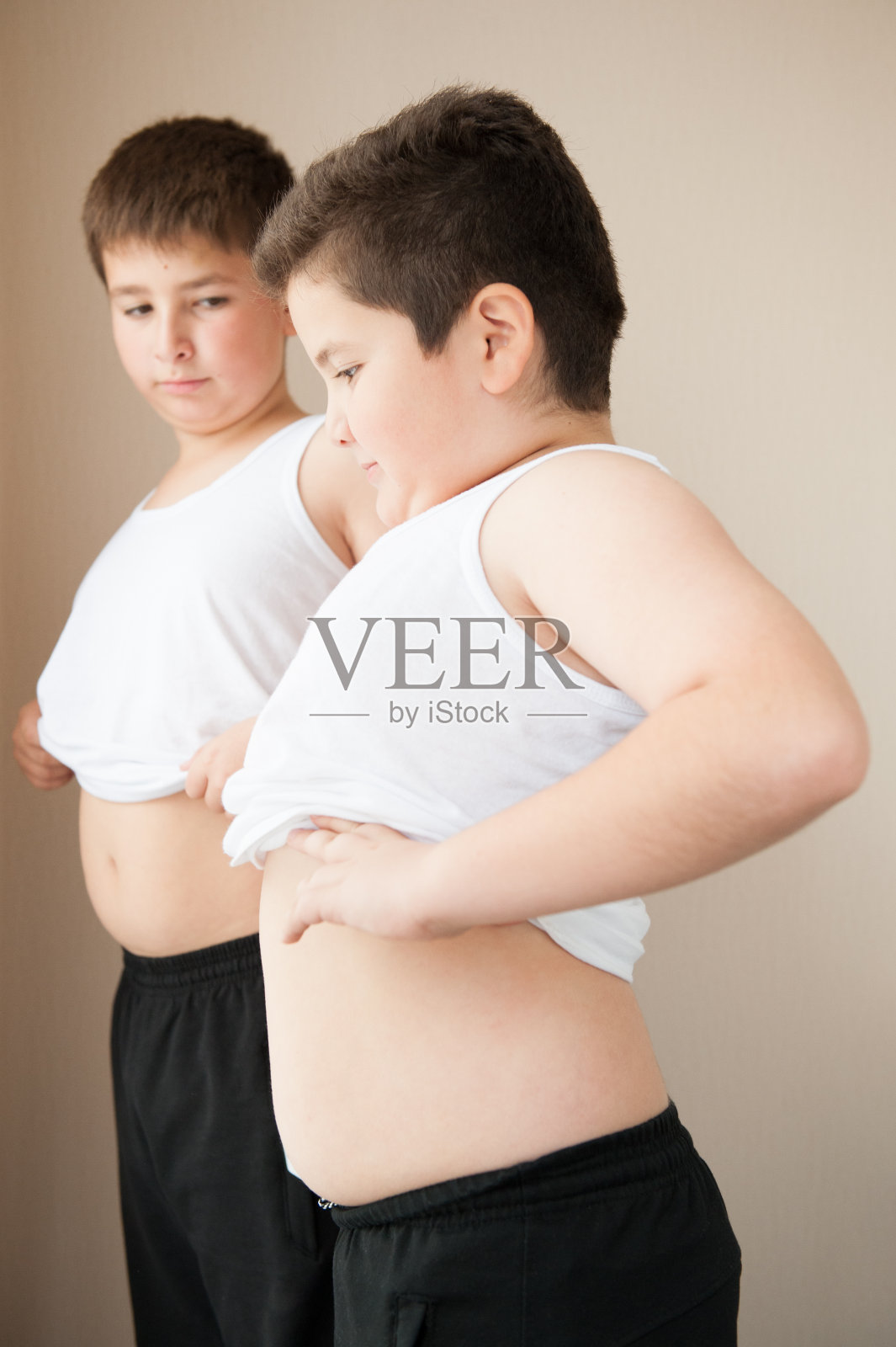 两个胖男孩露出肚子照片摄影图片