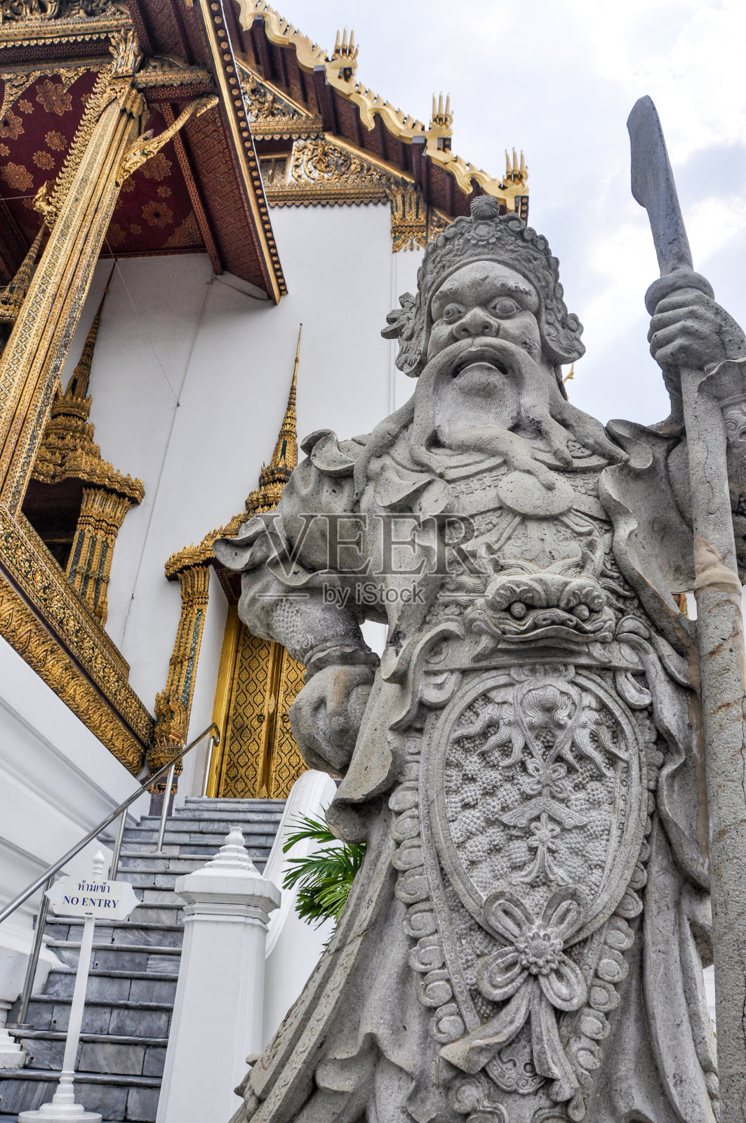 泰国景点-古老的中国武士雕像在公共佛教寺庙玉寺(宏伟的宫殿庙宇)在泰国曼谷照片摄影图片