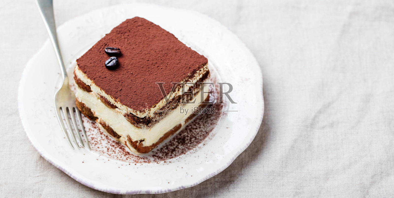 提拉米苏，白色盘子上的传统意大利甜点。副本的空间。照片摄影图片