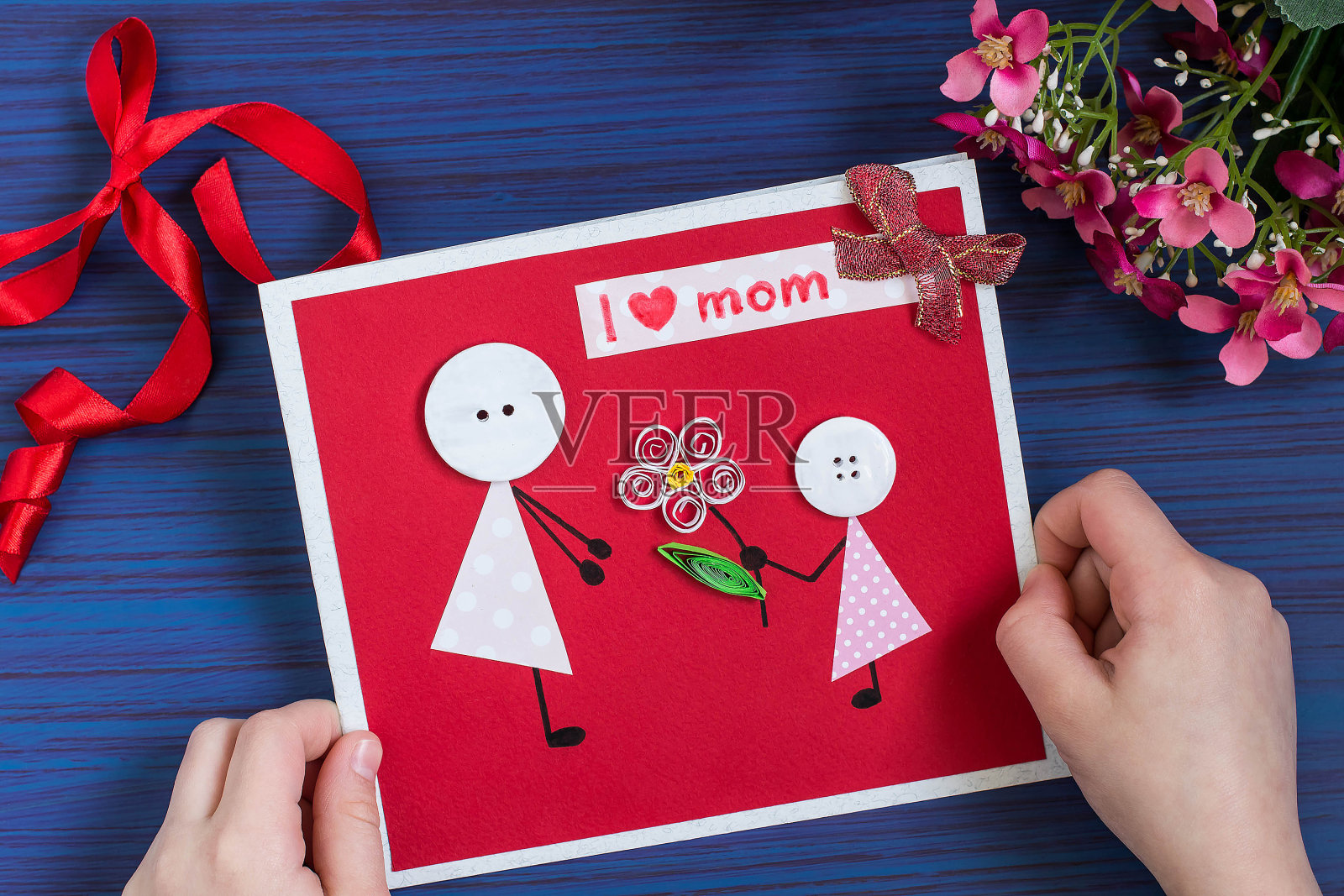 让孩子为母亲节制作一张贺卡。步骤7照片摄影图片