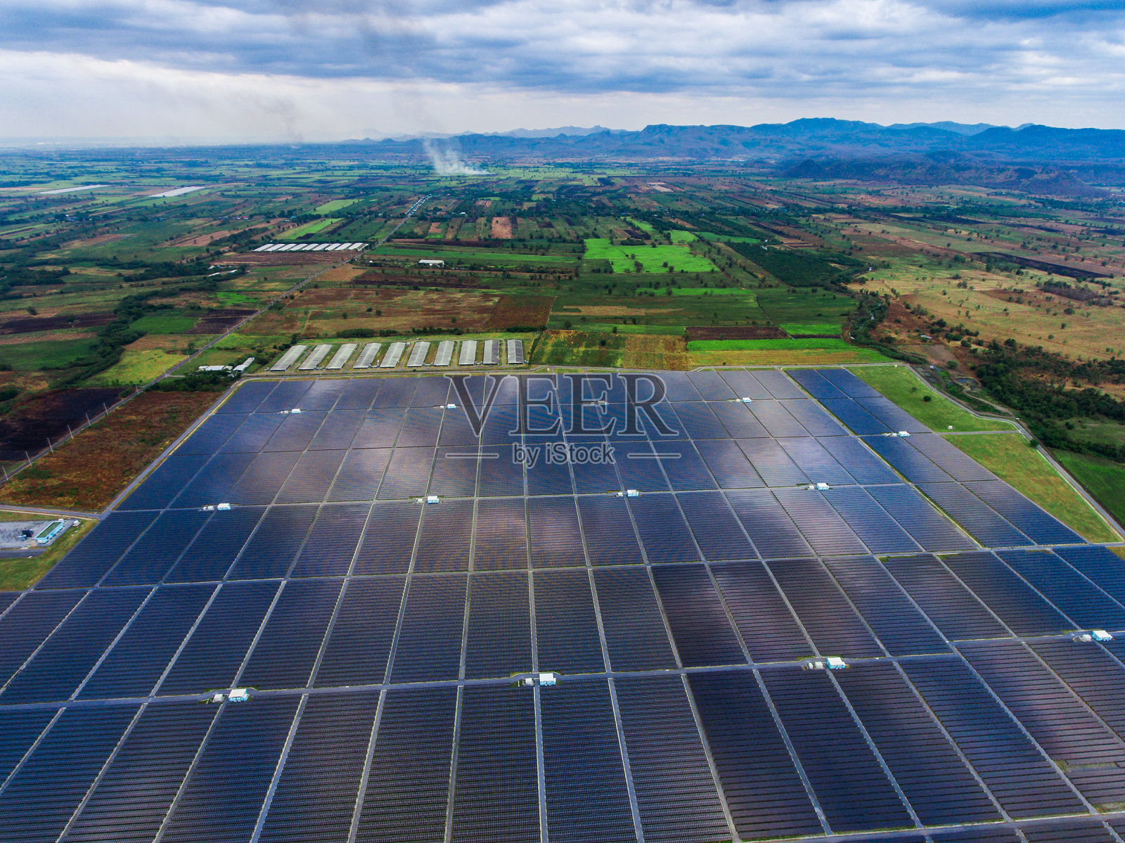 鸟瞰图太阳能农场，太阳能电池板照片摄影图片