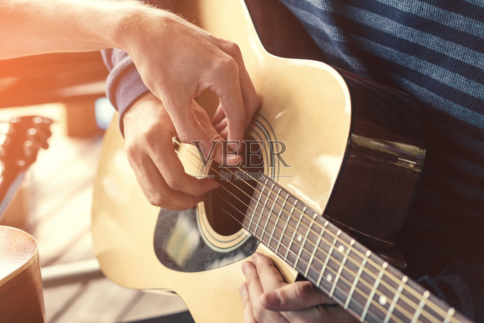 在户外大师班学习弹吉他。音乐教育。照片摄影图片