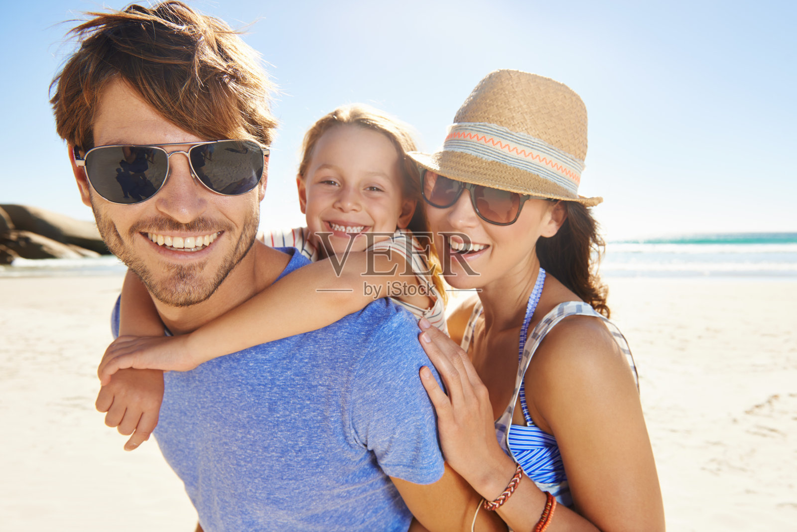 帮他的小女孩穿过炙热的沙滩照片摄影图片