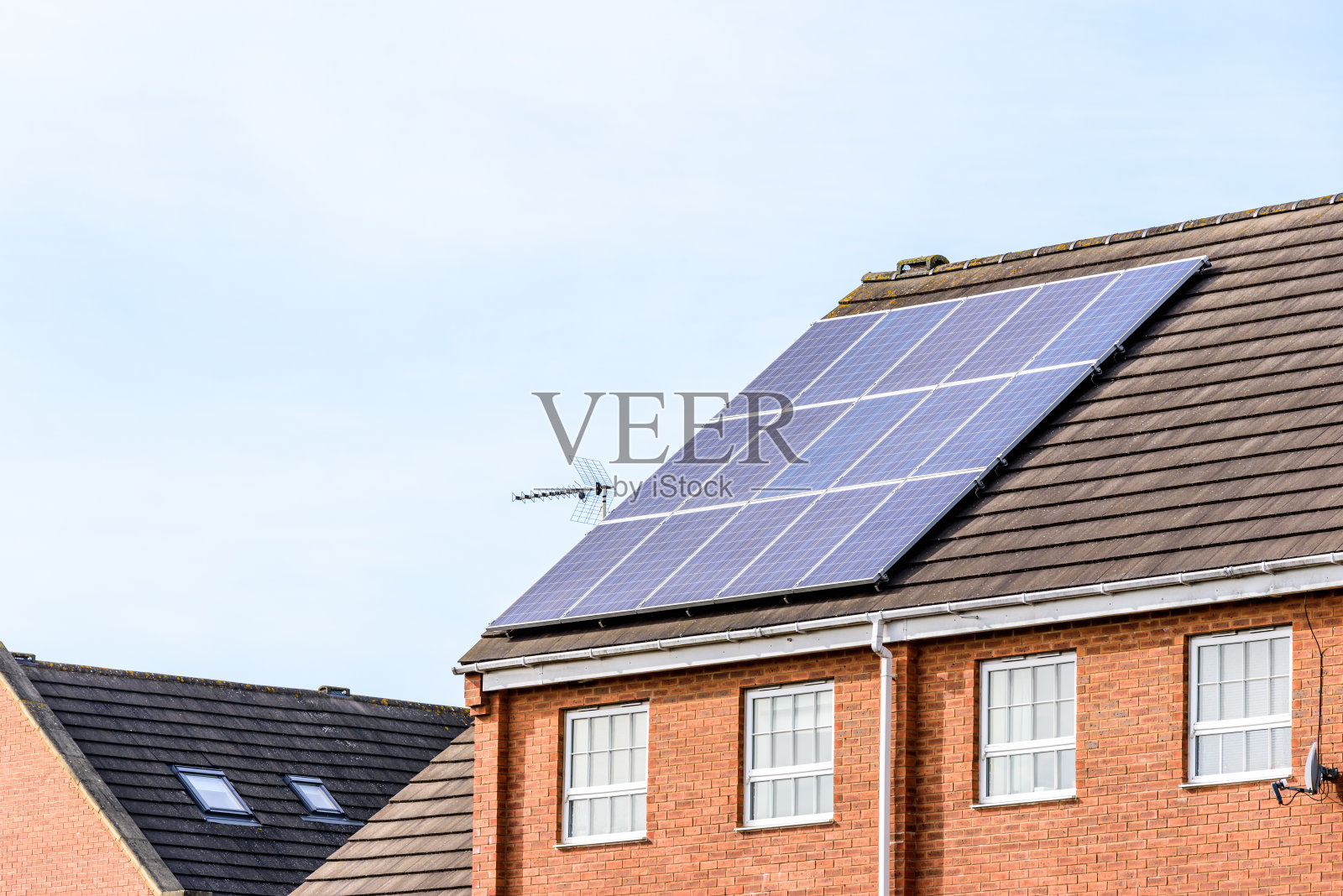 英国太阳能电池板的阳光屋顶照片摄影图片