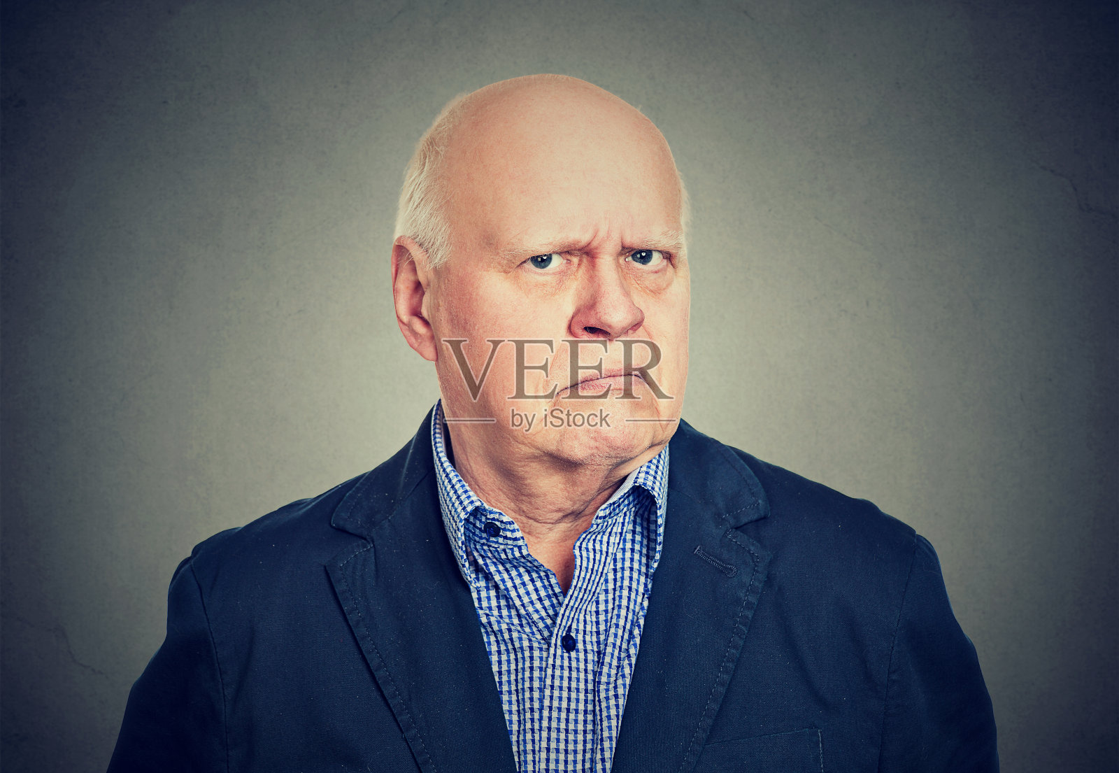 一个愤怒的，脾气暴躁的高级商人的肖像，孤立在灰色的背景照片摄影图片