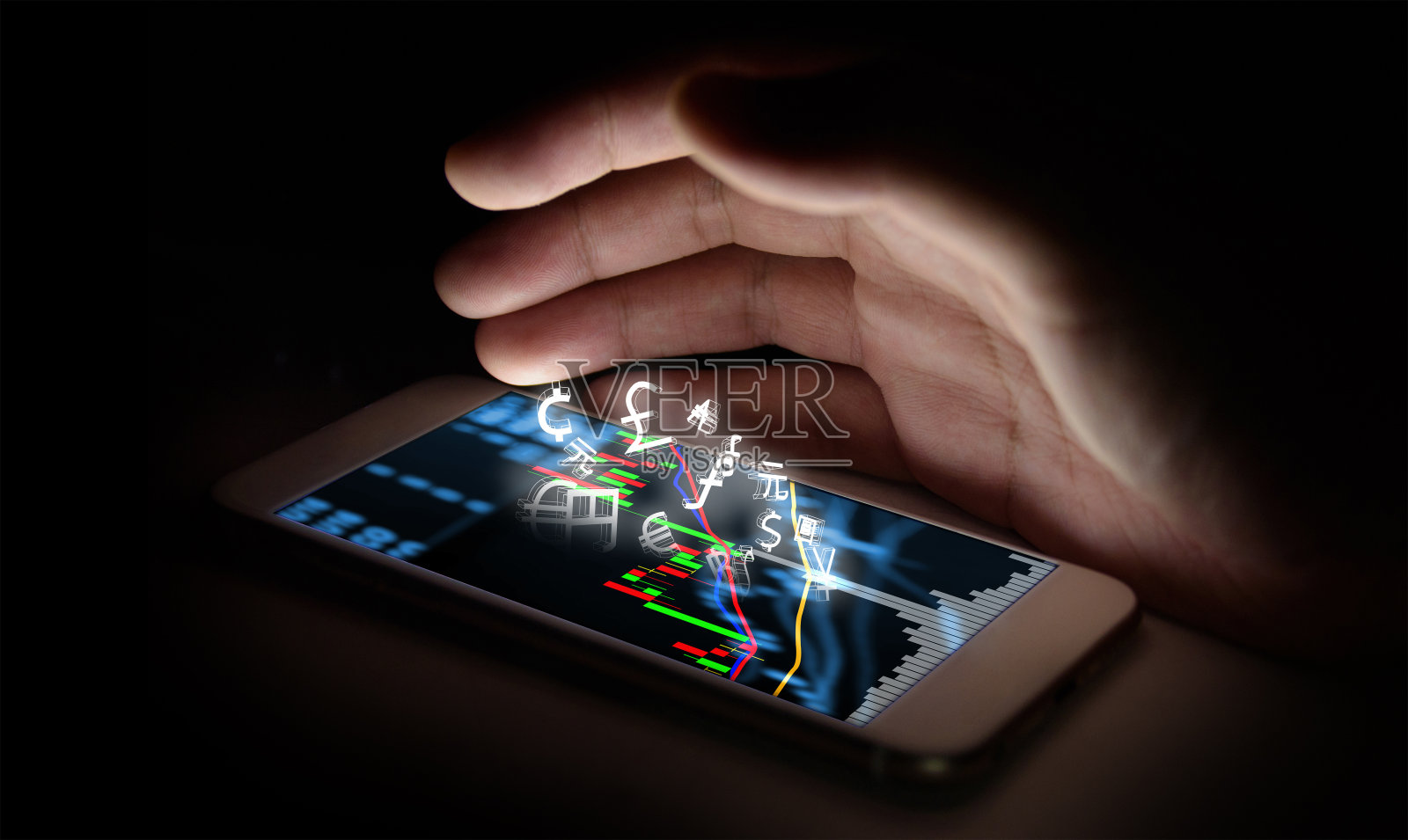 货币符号图标和智能手机与股票市场图形屏幕和手指与黑色背景。区块链，金融科技投资金融互联网技术概念。照片摄影图片