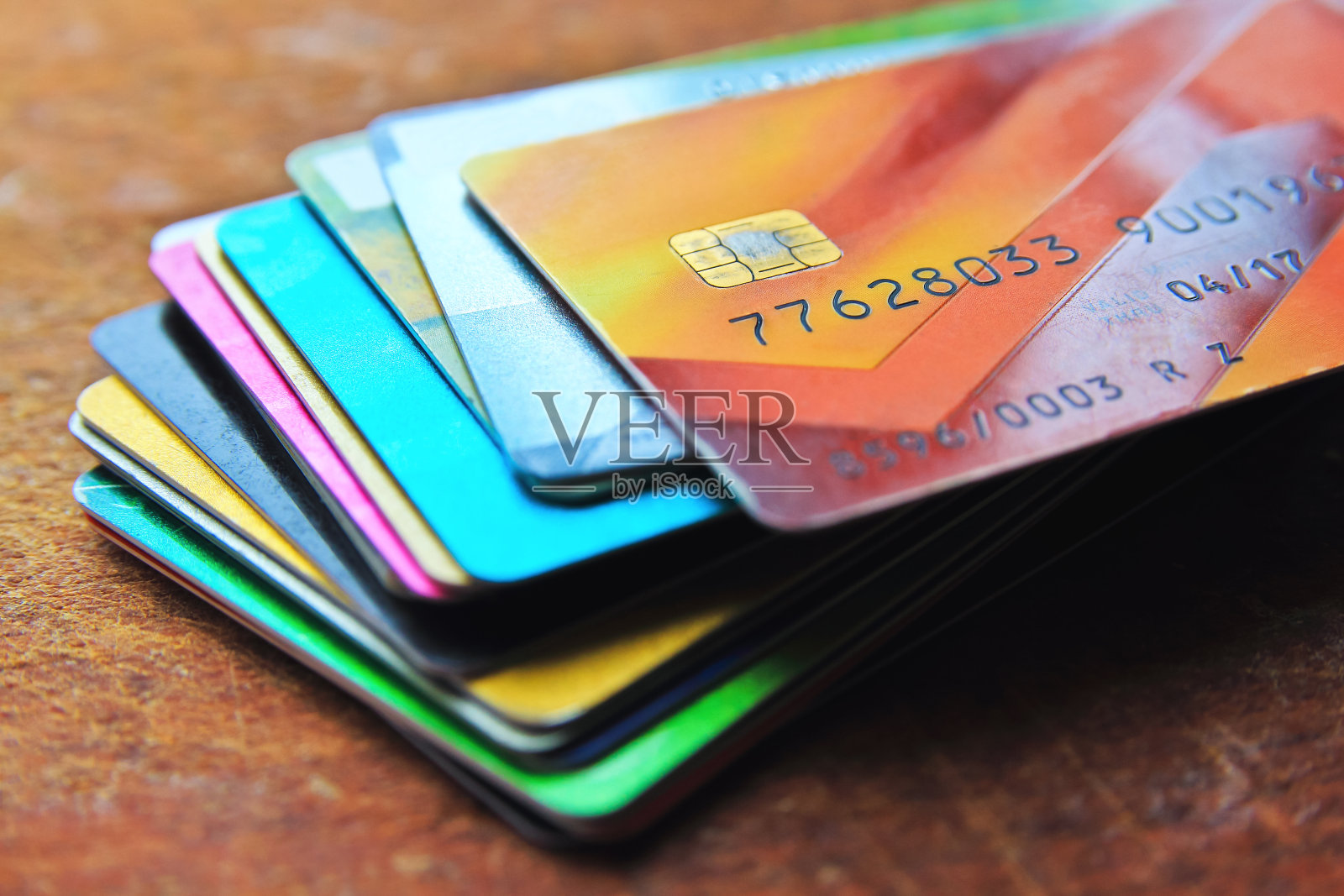 木质背景上的一大堆五颜六色的信用卡照片摄影图片