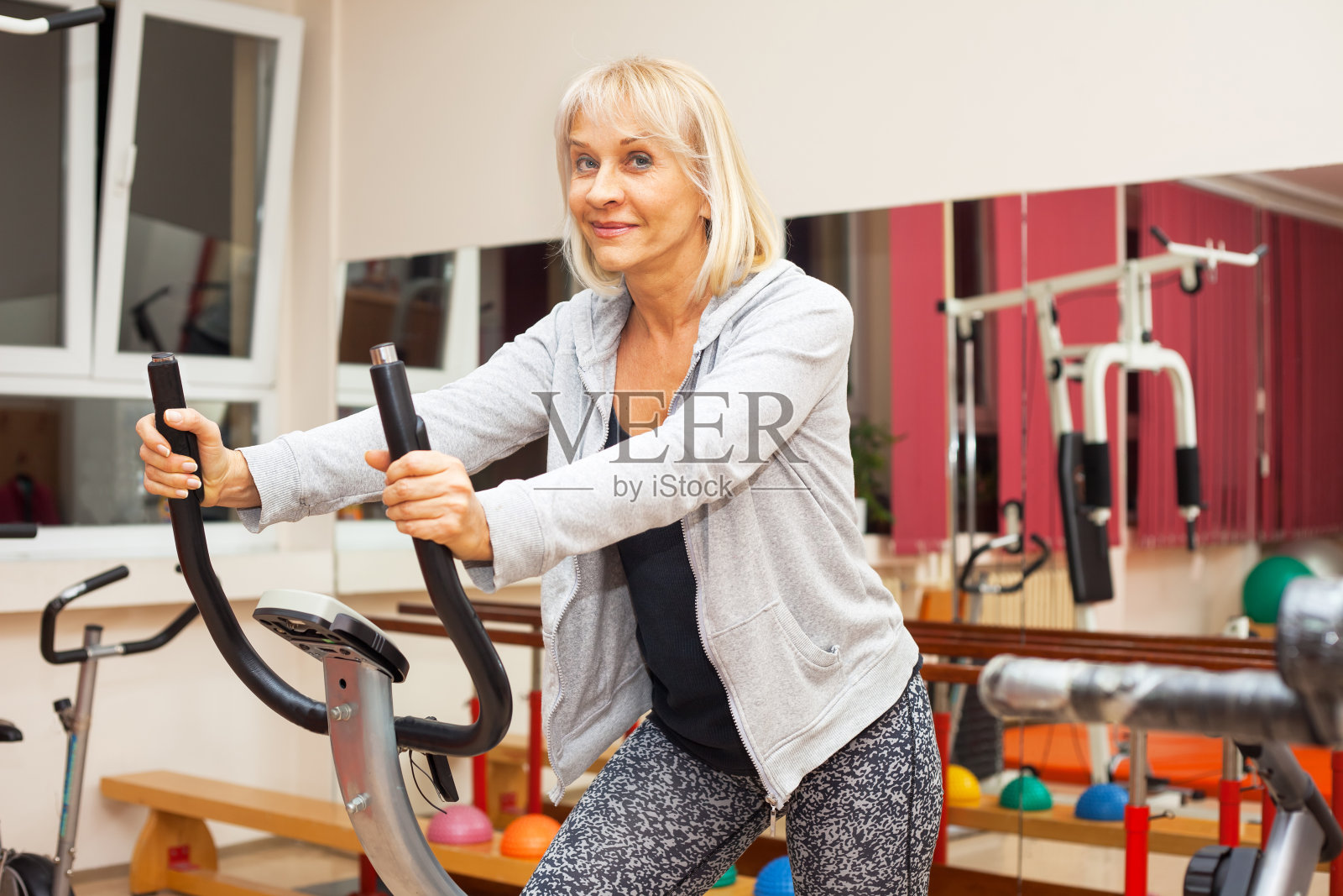 老年妇女在健身中心锻炼照片摄影图片