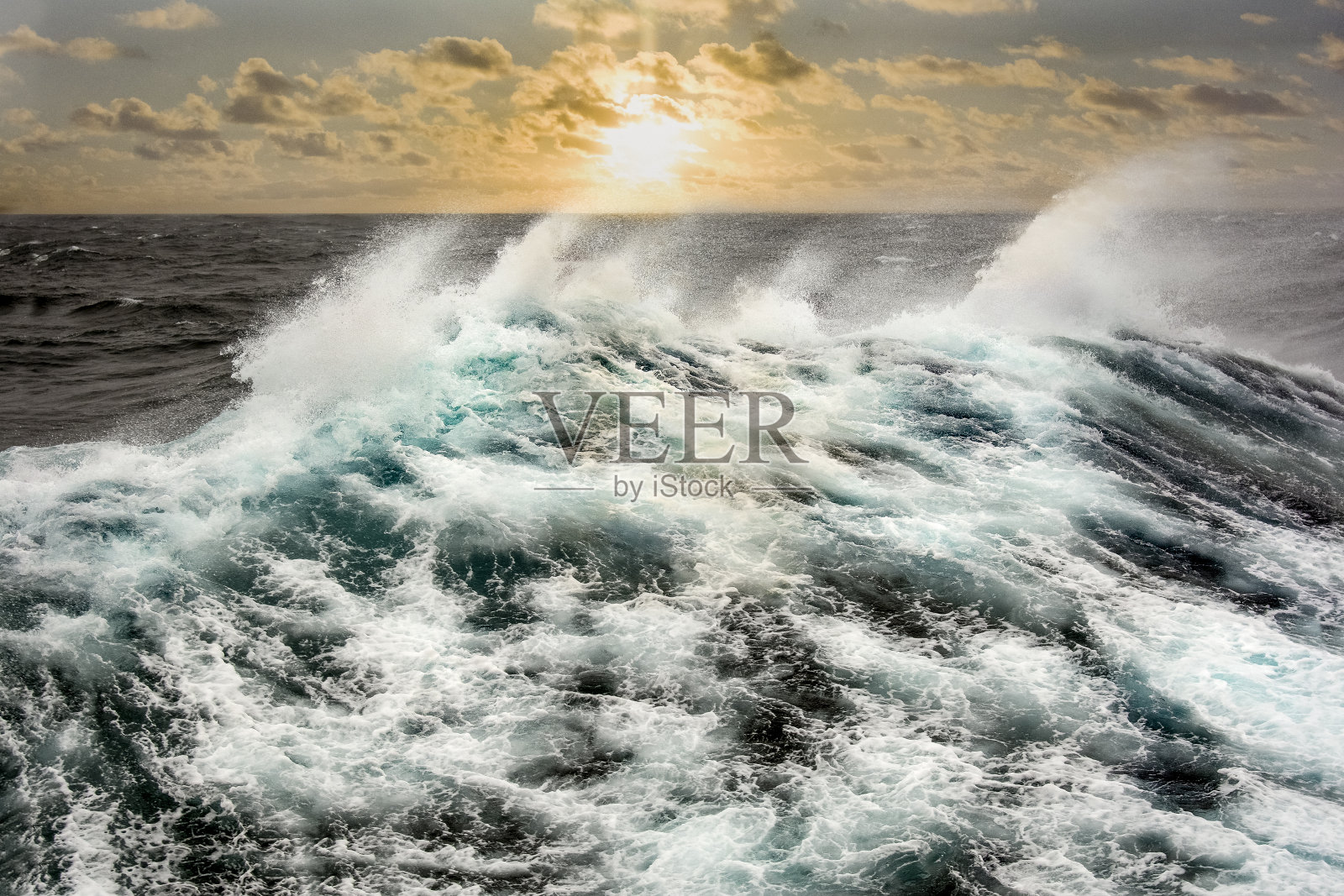 暴风雨期间大西洋的海浪。照片摄影图片