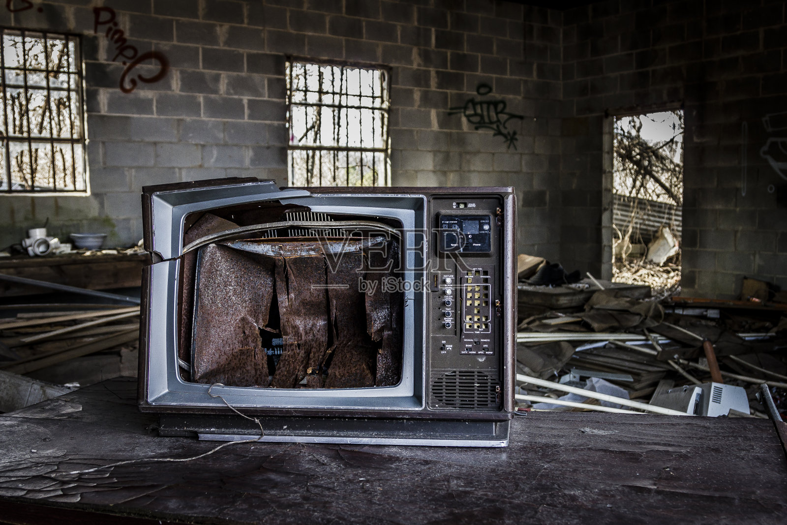 废弃建筑里的坏电视照片摄影图片