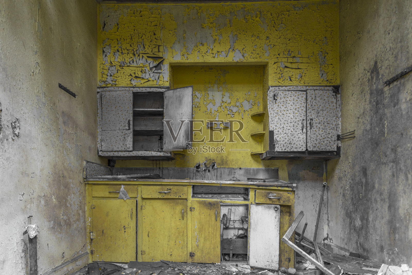 废弃房子里的亮黄色厨房照片摄影图片