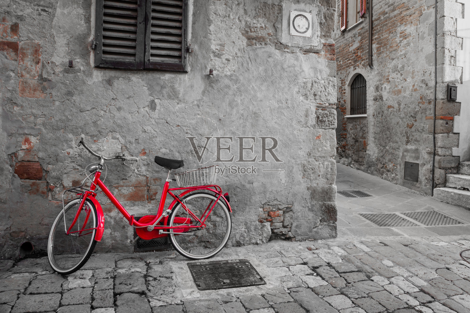 历史上地中海小镇的街道上有红色的自行车照片摄影图片