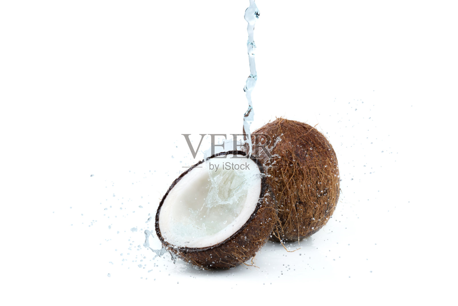 新鲜成熟的热带椰子与水隔离的白色椰子，椰子照片摄影图片